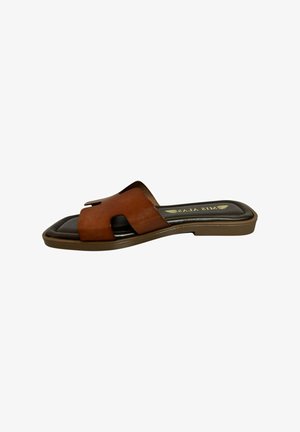 Sandalia de cuero marrón tipo slide con punta abierta y diseño cortado, con una suela plana y una plantilla acolchada negra.