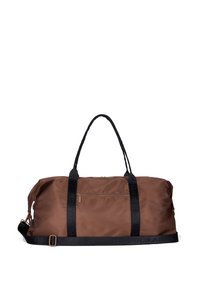 Hnědá nylonová cestovní taška s černými popruhy s logem, vybavená předním kapsou na zip a dvojitými rukojetmi pro nošení. Hladká textura, prostorný design.