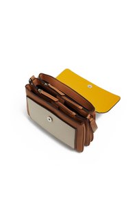 Borsa in pelle marrone e beige con patta gialla aperta, che mostra diversi scomparti con cerniera e chiusure a scatto magnetico, su sfondo bianco.
