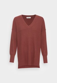 Sweater de manga longa com decote em V na cor castanho-avermelhado profundo, apresentando textura canelada e ombros caídos; bainha ligeiramente mais longa na parte de trás.