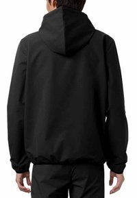 Giacca nera con cappuccio che presenta una texture liscia e opaca, con polsini e orlo elasticizzati. Design semplice senza loghi o motivi visibili.