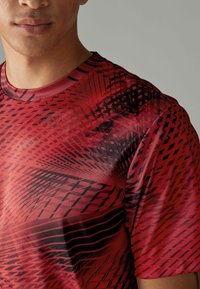 Next ACTIVE TIE DYE - Trükipildiga T-särk - mottled red