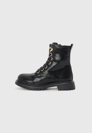 Schwarz geschnürte Knöchelstiefel aus strukturiertem Material, mit glänzendem Finish, goldenen Ösen und einer stabilen Gummisohle mit tiefem Profil.