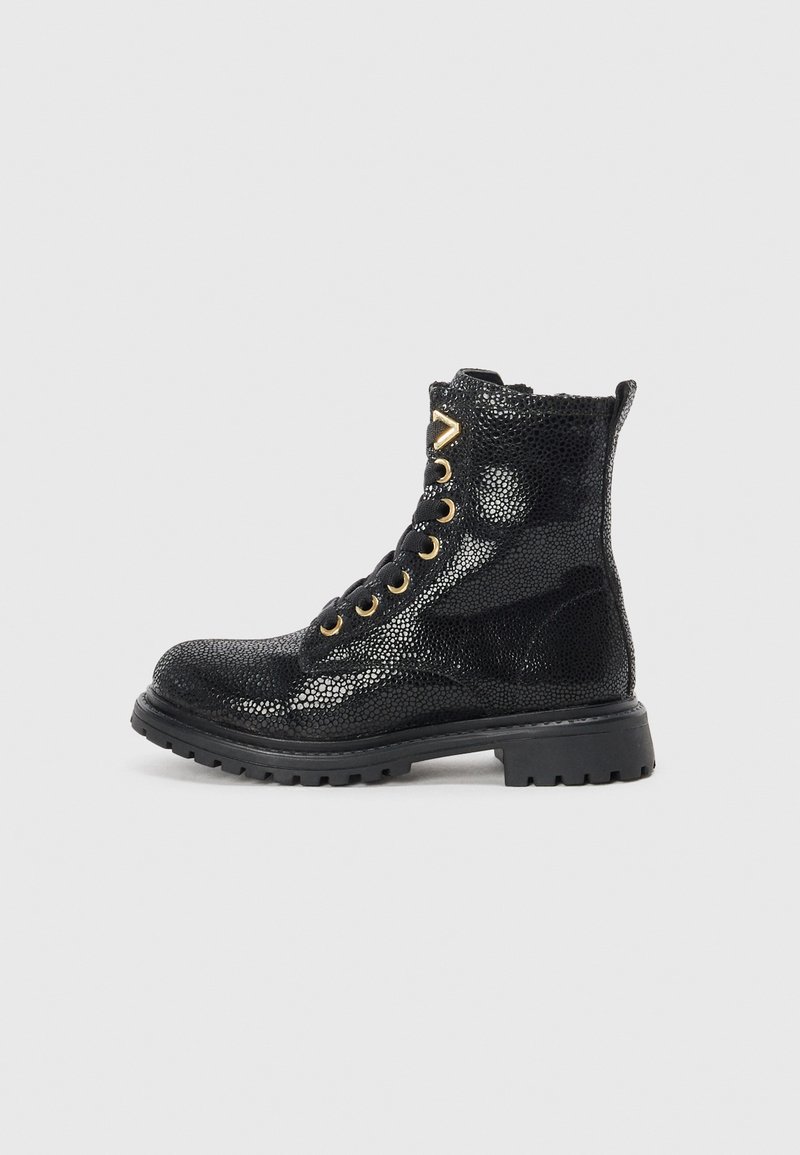 Bottines noires à lacets fabriquées en matériau texturé, présentant une finition brillante, des œillets dorés et une semelle en caoutchouc robuste avec un profond relief.