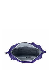 Borsa da palestra viola con forma arrotondata, dotata di un ampio interno argentato, scomparti multipli e doppi manici per il trasporto.