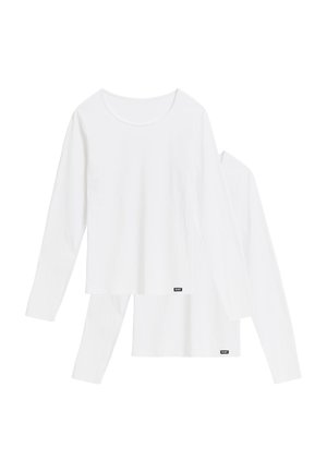 Dwie proste białe koszulki z długim rękawem i okrągłym dekoltem, nałożone jedna na drugą, z małymi czarnymi prostokątnymi metkami marki przy dolnym brzegu.