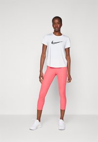 Nike Performance FAST CROP - Tajice - aster pink/reflective silver