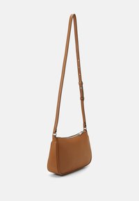 Borsa a spalla marrone con texture, dotata di una lunga tracolla regolabile e chiusura con zip color argento, caratterizzata da una forma rettangolare elegante.