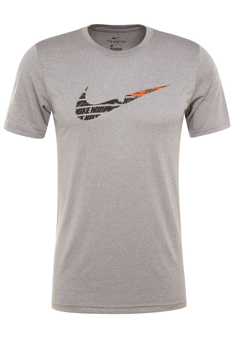 Camiseta Nike gris hecha de un tejido suave y transpirable. Presenta un gran logotipo de swoosh negro y naranja en la parte delantera, cuello redondo y mangas cortas.