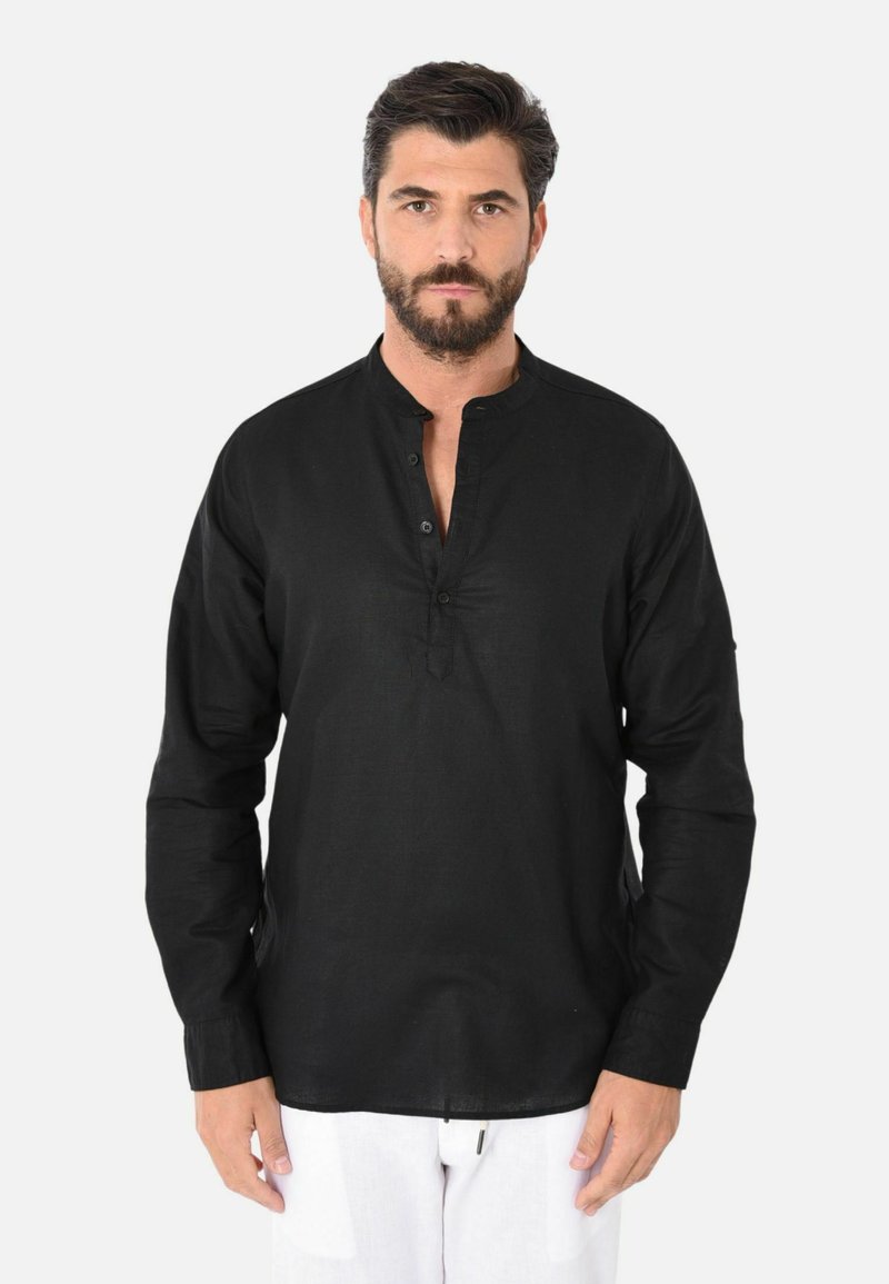 Camicia nera in lino con colletto alla mandarino, patta con bottoni e maniche lunghe. Texture liscia e orlo dritto con spacchi laterali.