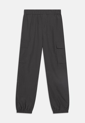 Μαύρο cargo παντελόνι με ελαστική μέση, δύο πλαϊνές τσέπες και στενές μανσέτες. Κατασκευασμένο από ελαφρύ, λείο ύφασμα με ματ φινίρισμα.
