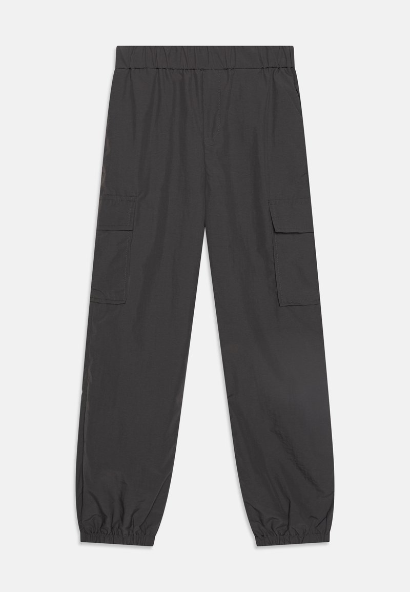 Svarta cargobyxor med elastisk midja, två sidofickor och avsmalnande fållar. Tillverkade av lätt, slät tyg med matt yta.