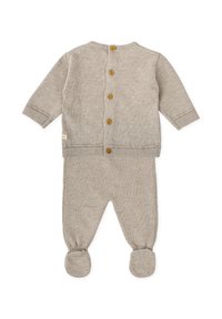 Ensemble pour bébé tricoté en gris clair, comprenant un cardigan boutonné avec cinq boutons en bois et un pantalon à pieds assorti avec des poignets élastiques.