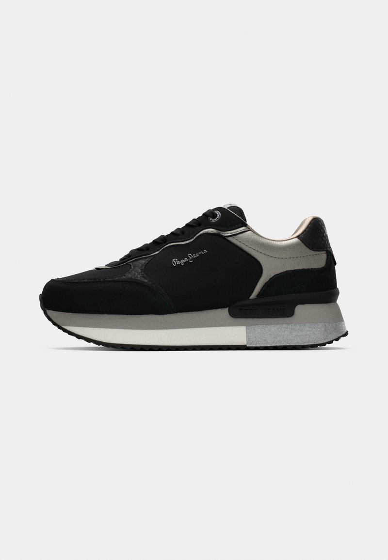 Schwarzer Sneaker mit Wildleder- und Lederdetails, ausgestattet mit einer strukturierten grauen Sohle, grauen Akzenten und einem runden Zehenbereich.