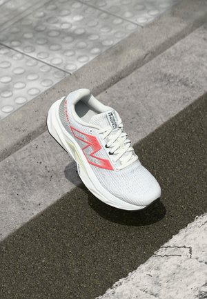 FUELCELL PROPEL V5 - Chaussures de running sur route - white
