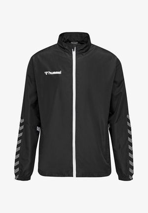 Giubbotto leggero nero realizzato in un materiale liscio, con maniche lunghe, colletto alto, chiusura con zip bianca e dettagli a righe grigie sulle maniche.