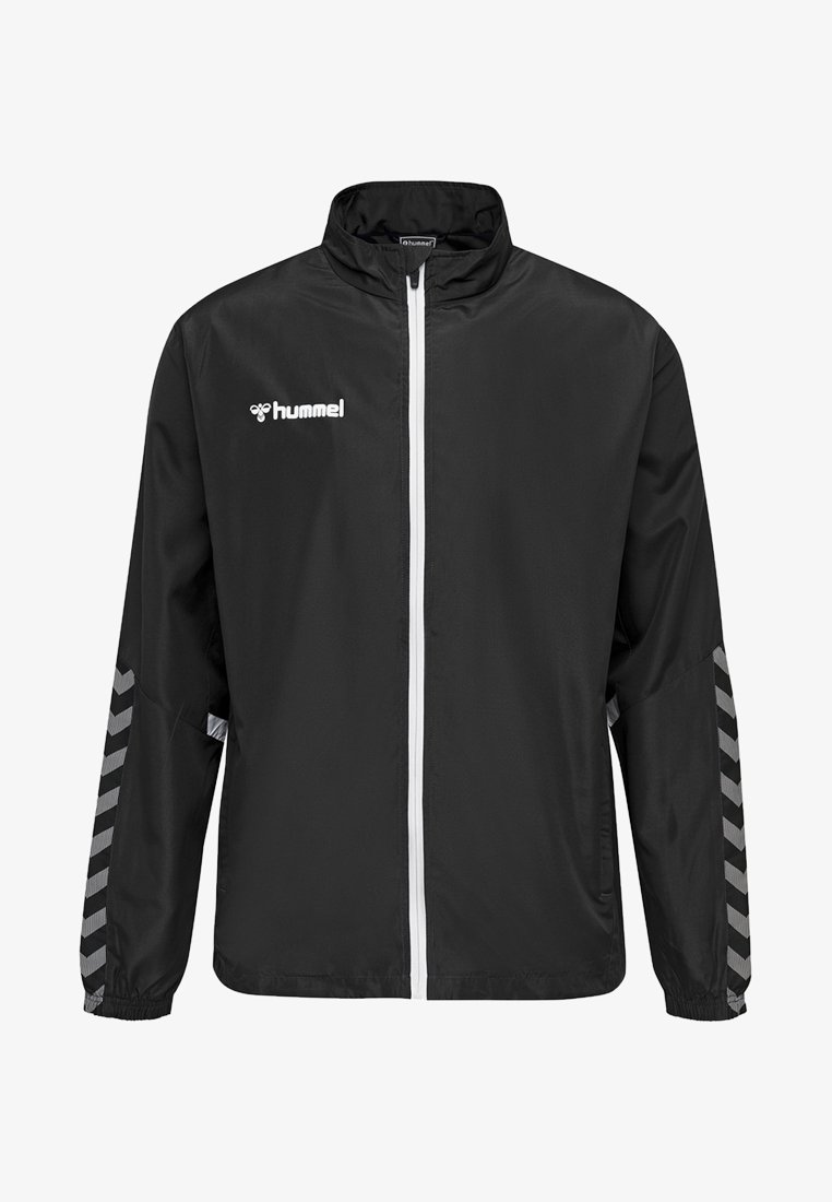 Giubbotto leggero nero realizzato in un materiale liscio, con maniche lunghe, colletto alto, chiusura con zip bianca e dettagli a righe grigie sulle maniche.