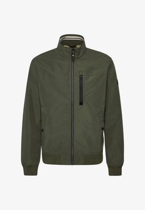 Olivgrüne Herrenjacke mit Stehkragen, Frontreißverschluss, Reißverschlusstasche auf der Brust, zwei seitlichen Taschen mit Druckknöpfen sowie gerippten Bündchen und Saum.