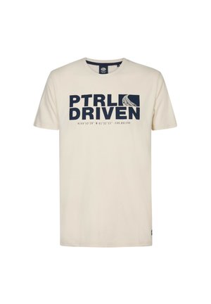 Crèmekleurig katoenen T-shirt met een grote marineblauwe grafiek waarop "PTRI DRIVEN" en coördinaten staan, met een ronde halsontwerp.