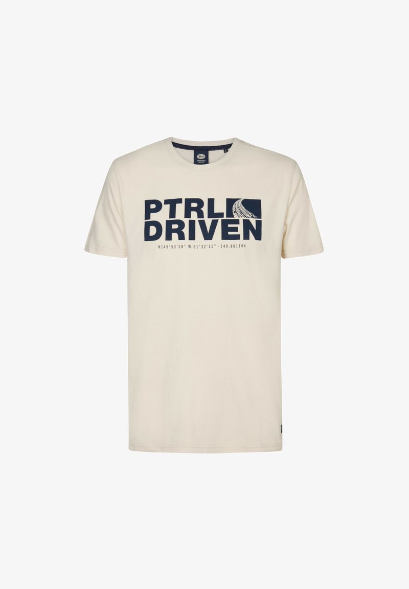 Krémové bavlněné tričko s velkým grafickým potiskem v námořnické modré barvě, který říká "PTRI DRIVEN" a obsahuje souřadnice, s designem kulatého výstřihu.