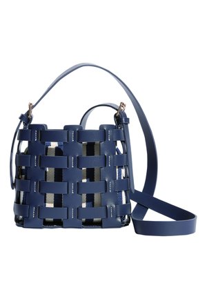 Blauwe leren bucketbag met brede horizontale en verticale riemen die een rasterpatroon vormen over zwart, wit en blauw gestreept stof aan de binnenkant.