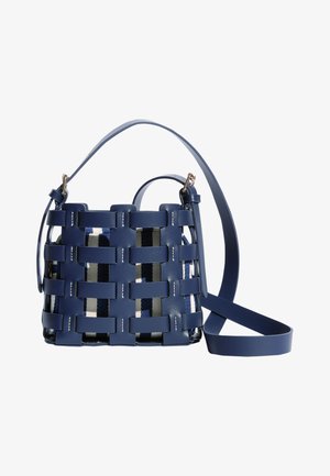 Blauwe leren bucketbag met brede horizontale en verticale riemen die een rasterpatroon vormen over zwart, wit en blauw gestreept stof aan de binnenkant.