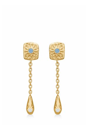 Boucles d'oreilles pendantes en or avec des dessus carrés en forme d'éclat de soleil ornés de pierres bleues, chaînes reliées et pendentifs en forme de goutte avec de petites gemmes claires aux extrémités.