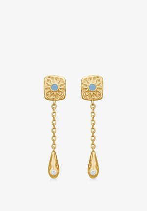 Zlaté visiace náušnice so slnečnými štvorcovými hlavicami s modrými kameňmi, spojenými reťazcami a kvapkovitými príveskami s malými priehľadnými kameňmi na koncoch.