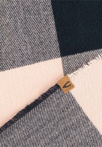 Wollplaiddecke mit abwechselnden Feldern in Marineblau, Hellrosa und Grau. Fransen und ein kleines braunes Lederetikett angebracht.