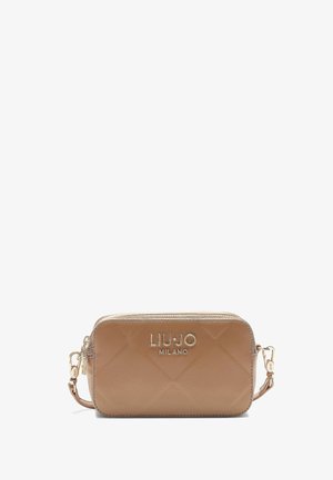 Bolso cruzado de imitación cuero acolchado color bronce con herrajes en tono dorado y detalle de logo. Presenta un cierre de cremallera y una correa ajustable.