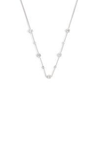 Collana in argento con piccoli ciondoli a forma di fiore e gemme trasparenti rotonde distribuite uniformemente lungo la lunghezza.