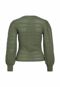 Haut vert olive avec une finition texturée, doté de longues manches bouffantes et d'un col rond. Des rayures horizontales ajoutent un détail visuel.