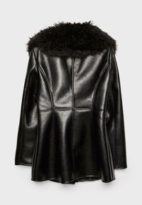 Čierna kožená bunda s chlpatým kožúškom, priliehavý strih a štruktúrované švy. Mäkka textúra s lesklým povrchom.