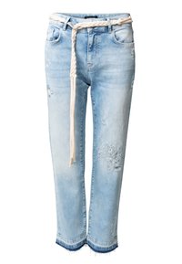 Pantalones vaqueros de denim azul claro con un cinturón de cuerda blanca trenzada. Presentan parches desgastados y bordados florales en el muslo izquierdo. Dobladillo deshilachado.