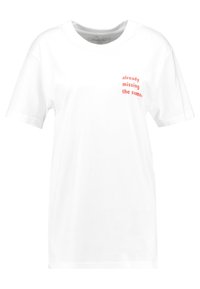 Bílá bavlněná tričko s krátkým rukávem a kulatým výstřihem. Na levé části hrudi je vytištěn červený text "už mi chybí léto."