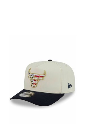 Weißer und schwarzer Snapback-Cap mit einem Stier-Logo, das vorne mit Sternen und Streifen der amerikanischen Flagge bestickt ist.