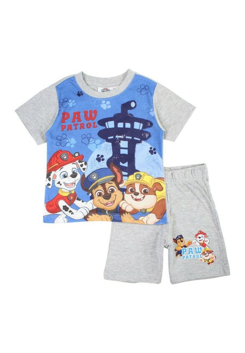 Ensemble de pyjama pour enfants Paw Patrol. T-shirt gris à manches courtes avec design graphique bleu et impressions de personnages ; short gris assorti avec logo.