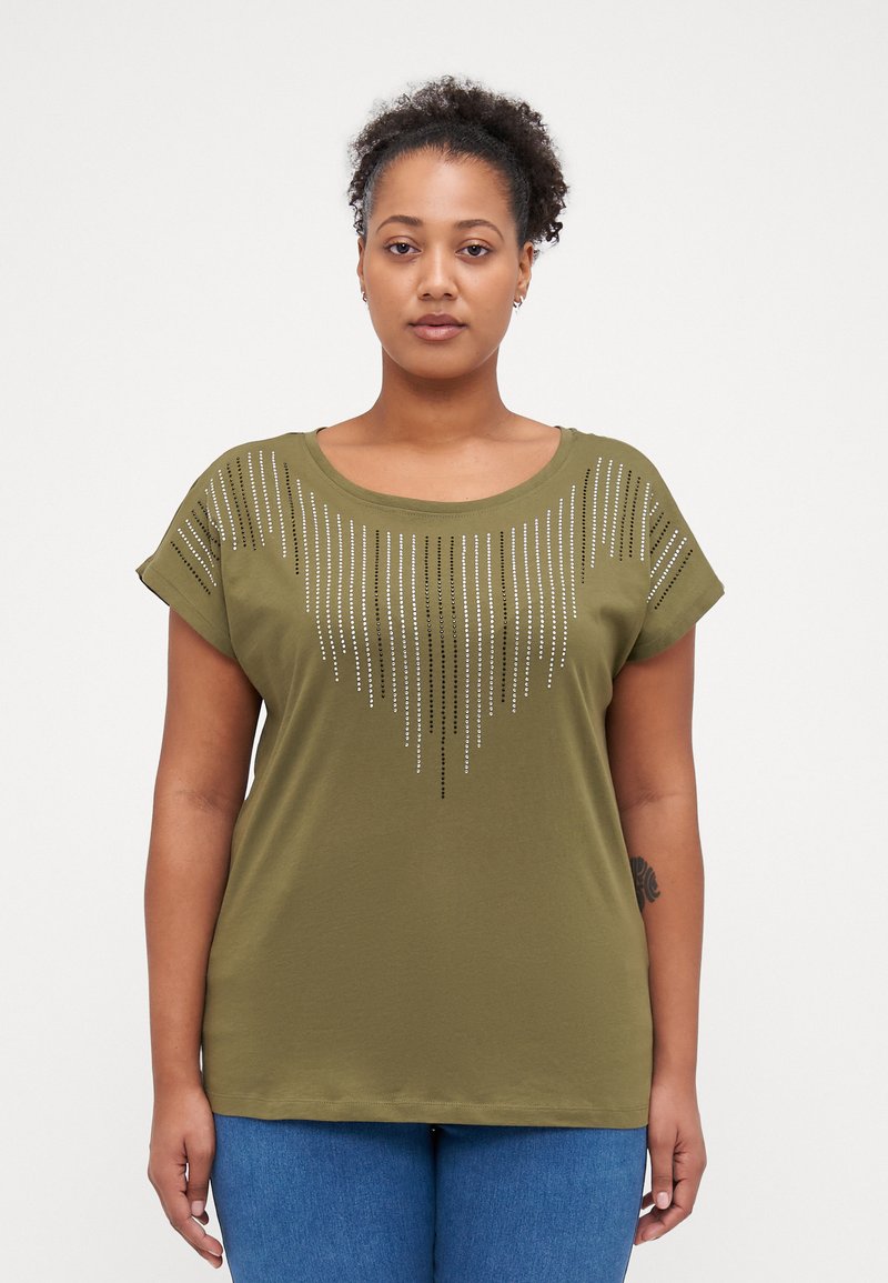 ONLY Carmakoma CARLULA O NECK RHINESTONE - Apdrukāts T-krekls - winter moss