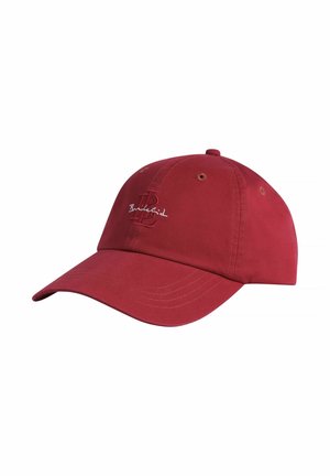 Casquette de baseball rouge avec visière incurvée, initiales stylisées brodées et texte en cursive sur le panneau avant.