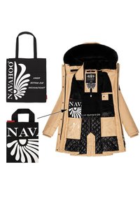 Vaalean beige parka, jossa musta vuori, turkiksella reunustettu huppu ja useita taskuja; mukana musta kassi, jossa valkoinen logo ja teksti.