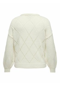 Pleteni pulover v barvi off-white z diamantskim vzorcem, širok kroj, rebrasti manšeti in okroglo izrezom, s podrobnostmi odprtega vezave.