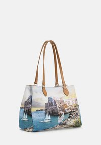 Borsa in tela con manici in pelle marrone; presenta una grafica panoramica di una vista costiera con edifici, barche e una persona che tiene un cappello.