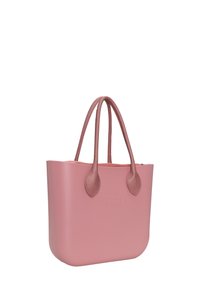 Rosa toteväska tillverkad av ett slätt material med två handtag, rundad form och diskret logotyp. Har en dragkedjestängning och mjuka detaljer.