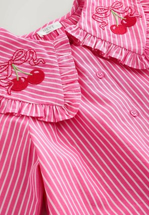 Rozā svītraina blūze ar volānu apkakli un piedurknēm, izšūtas ķiršu ogas ar lentēm un rozā pogām. Mīksts kokvilnas materiāls.