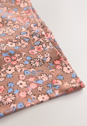 Bloemenstof met een bruine achtergrond en roze en blauwe bloemen. Zachte textuur, met zichtbare stiksels langs de randen.