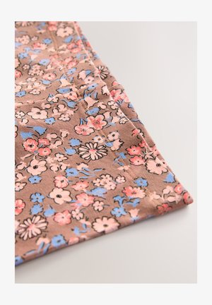 Floraler Stoff mit braunem Hintergrund und rosa sowie blauen Blumen. Weiche Textur, mit sichtbaren Nähten entlang der Ränder.