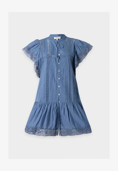 Robe bleue à manches courtes avec boutons sur le devant, bordure en dentelle aux manches et à l'ourlet, plis nervurés et fermeture à nouer au col.