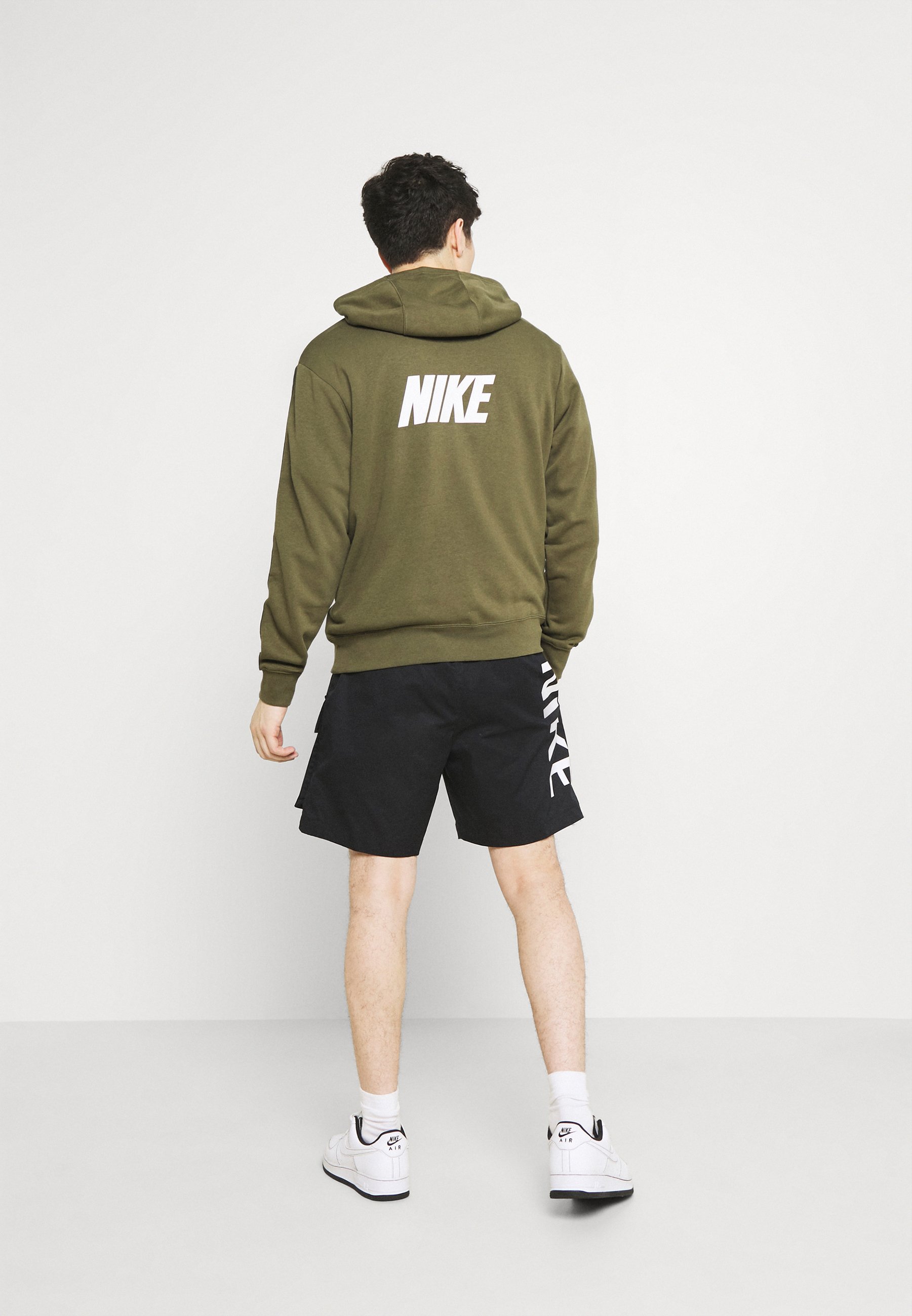 Nike Sportswear REPEAT HOODIE - Sudadera - medium olive/(white)/verde oliva  - Zalando.es