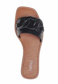 Zwarte slippersandalen met een chunky kettingdetail op de band, met een tan leren voetbed en stiksels langs de zool.