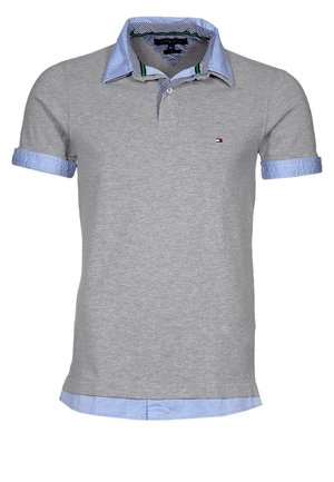 Polo gris à manches courtes, col et poignets bleu clair, tissu texturé, avec un petit logo sur la poitrine.